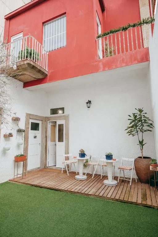 O pátio da Vintage Beach House com deck de madeira e mesas