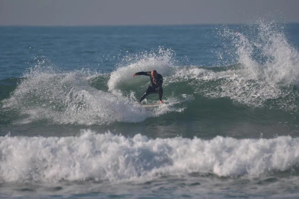Surfista numa onda na praia de Matosinhos